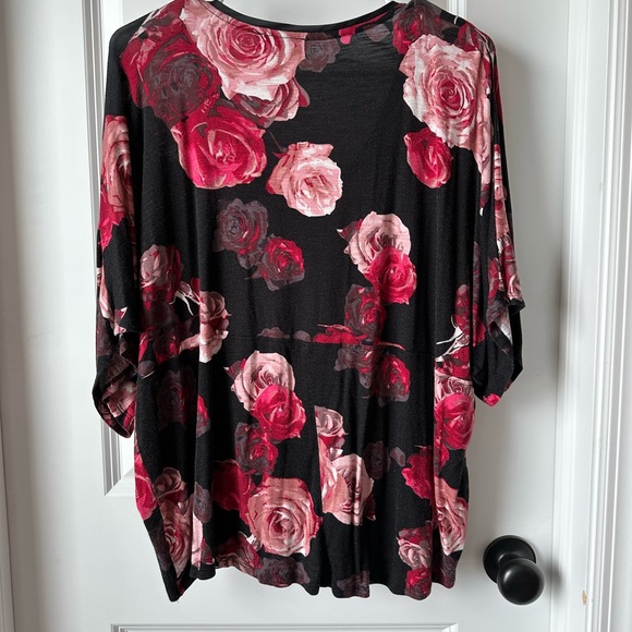 Black top with pink and red flowers - Picture 5 of 5